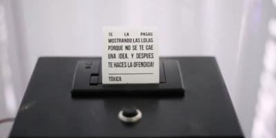 La imagen capta el momento en el que la caja negra imprime el mensaje misógino
