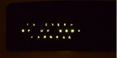 teclado lumínico con frase de Farenheit 451