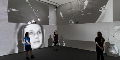 Espacio de exhibición con personas