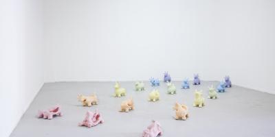 18 piezas de cerámica engomadas que presentan la figura de un pony de hule desinflándose progresivamente en filas, por cromías de colores.