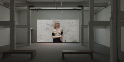 Reproducción de un video en un espacio