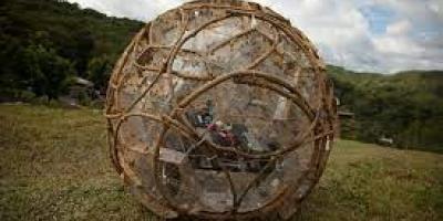 Objeto artificial esférico en proceso de construcción