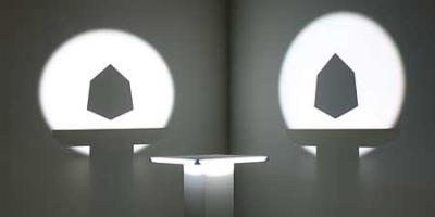 Cubo ausente pero proyectando sombras sobre las paredes laterales traseras