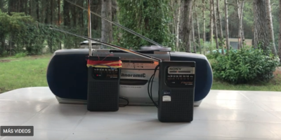 radios AM posicionadas una al lado de otra, en la configuración de modulación de sus campos electromagnéticos