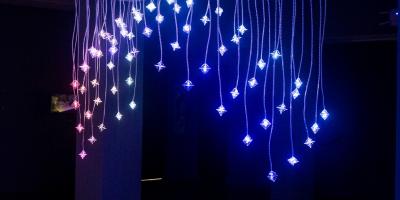Instalación de las luces que componen la obra