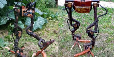 Robot bipedo con patas de ave y piernas troncosas e iregulares. Cableado expuesto