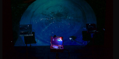 instrumentos y pantalla de fondo con la imagen en vivo