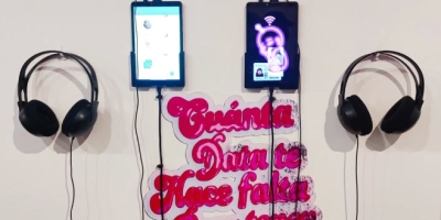 Instalación con dos celulares, auriculares y la frase “¿Cuánta data te hace falta para tener identidad?” en la pared.