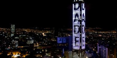 Edificio iluminado con la palabra "DADE" de noche.