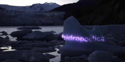 proyección del nombre de la obra (Hidropoética) sobre el glaciar Grey en 2013