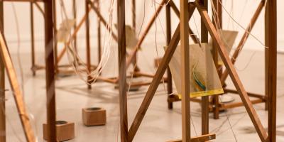 Imagen de la obra montada en el museo. Se ven las placas metálicas generadas por algoritmos, los módulos de electrónica y parlantes.