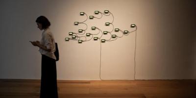 Espacio de exposición con pantallas de LCD montadas en una pared