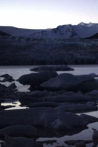 proyección del nombre de la obra (Hidropoética) sobre el glaciar Grey en 2013