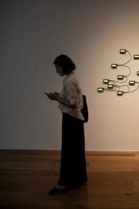 Espacio de exposición con pantallas de LCD montadas en una pared